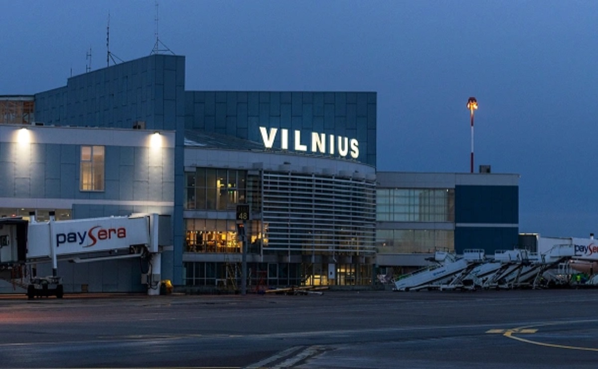 Аэропорт Вильнюса закрыли на всю ночь из-за воздушных шаров