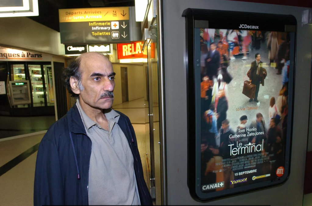 Умер житель парижского аэропорта, по истории которого Спилберг снял фильм «Терминал»