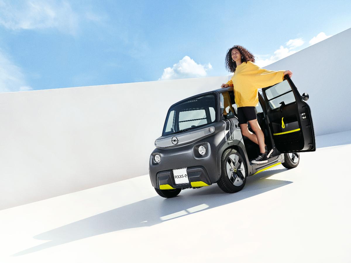 Opel представила электрокар для подростков: лизинг по цене проездного