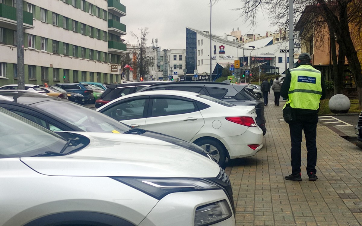 Нарушителям правил парковки в Минске будут отправлять СМС