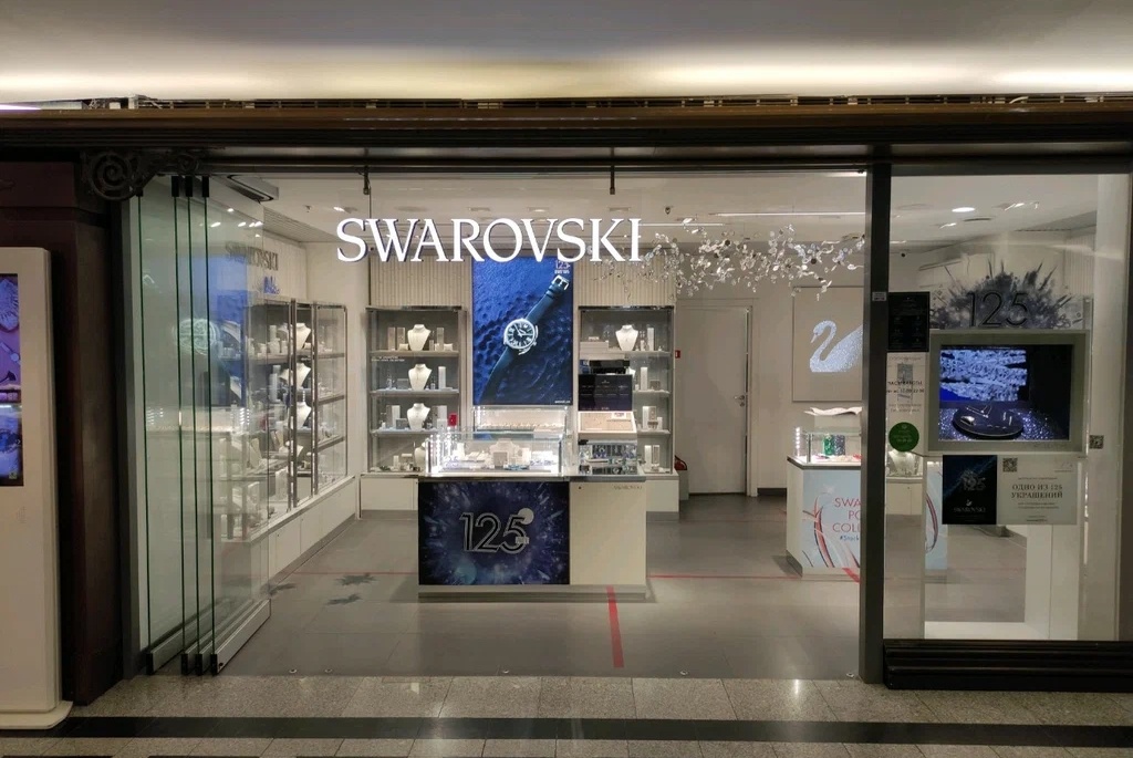 Ювелирный бренд Swarovski решил уйти из России через год после приостановки работы