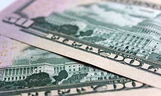 Белорусы уже год продают валюты больше, чем покупают