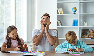 «Четверку получил сын, а рыдаю я». Как перестать делать уроки за детей и все контролировать