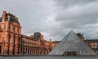 Новый скандал в Лувре. Сотрудники музея обманули туристов на 10 млн евро