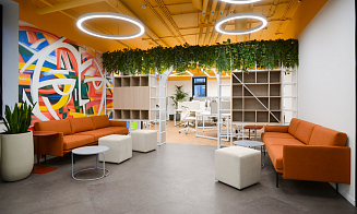 «Однажды мы делали офис с кроватью». Почему рабочие пространства все больше напоминают дом