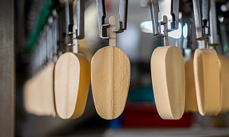 Как в Старых Дорогах делают знаменитое сырное мороженое, в котором сочетается несочетаемое