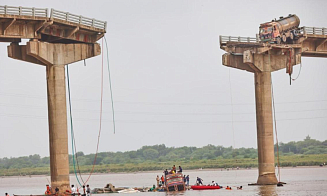 В Индии в час пик упал автомобильный мост. Есть погибшие