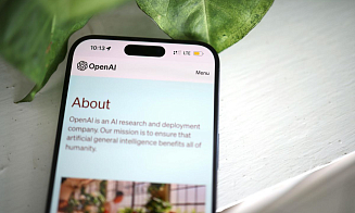 OpenAI покупает стартап легендарного дизайнера Apple