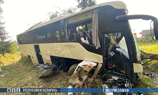 На трассе М-1 попал в аварию пассажирский автобус. Пострадали 9 человек