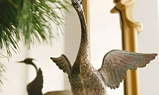 «Это не декор на память». Из ресторана в Минске «исчез» журавль, его ищет милиция