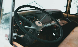 Лишенным водительских прав белорусам могут разрешить управлять трактором