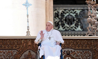 Папа римский впервые после болезни появился на площади Святого Петра в Ватикане