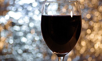 Бокал сухого вина в день: ученые назвали относительно безопасную дозу алкоголя 