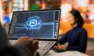 «Это уже не мода, а прикладной инструмент». Как ИИ-агенты помогают ретейлу повысить чек