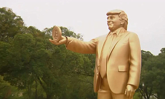 В Вашингтоне установили огромную скульптуру Трампа с биткоином (фото)