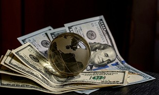 Теперь доллар будет как «йо-йо»? Чего ждать белорусам после финансовых демаршей Трампа