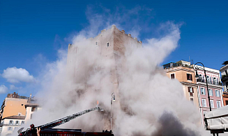 В Риме обрушилась часть средневековой башни Конти. Под завалами оказались люди