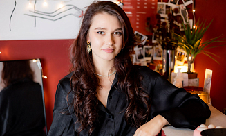 «Окончить факультет международного права, чтобы зарабатывать маникюром? Легко!» Как понять этих зумеров