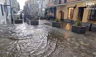 Водопады в ТЦ и остановка транспорта. На Минск обрушился ливень с градом (видео)