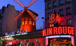 В Париже вновь запустили знаменитую мельницу на крыше «Мулен Руж»