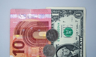 Доллар и евро продолжают дорожать. За сколько банки продают и покупают валюту