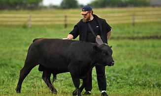 Батюшка из TikTok и еще 5 белорусов с серьезными профессиями, которые рвут соцсети