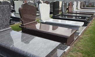 Сравнение гранитных памятников с памятниками на могилу из других материалов