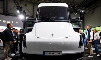Маск рассказал, когда грузовики Tesla запустят в массовое производство