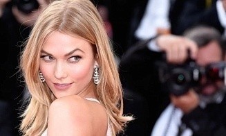 Знаменитая модель Карли Клосс купила британский журнал о моде