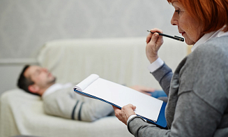 «Зовет в бассейн и запрещает звонить маме». 8 признаков того, что от психолога лучше бежать