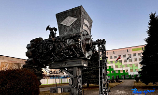 Белорусский завод установил трехметровую скульптуру мясорубки