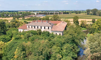 В пригороде Милана продают замок XI века с фресками эпохи Ренессанса. Сколько стоит