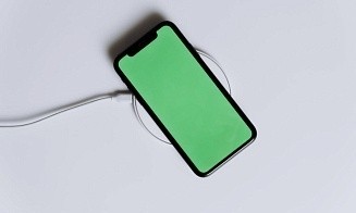 В Минске задержали пенсионера, который похищал телефоны с зарядок на вокзале