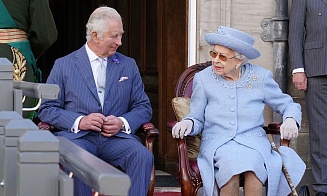 The Guardian: Елизавета II и Карл III заработали более £1 млрд на двух поместьях