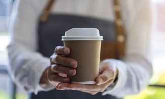 Сотни тысяч стаканчиков в месяц. В Беларуси coffee to go становится популярнее, чем в чашке?