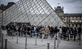 Закрытый Лувр и рост цен на жилье. Европейцы протестуют против массового туризма