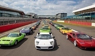 Новый мировой рекорд: парад Lamborghini собрал более 380 автомобилей