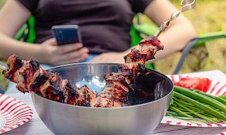 Чем опасна изжога и как пережить сезон шашлыков без нее? Объясняет гастроэнтеролог 