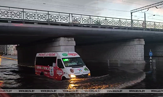 В Минске прошел ливень: метро подтопило, а около вокзала — настоящее озеро