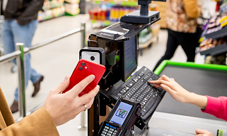 В Нацбанке рассказали, почему в некоторых магазинах больше нельзя платить смартфоном