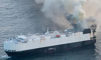 В Тихом океане затонуло судно, на котором горели 3 тыс. автомобилей