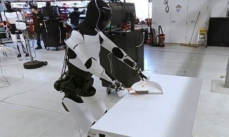 Робот Optimus от Tesla научился помогать в доме по хозяйству