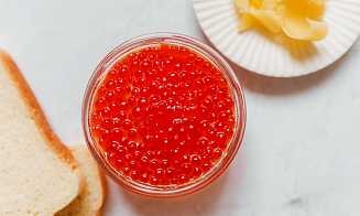 В России впервые с 2024 года подешевела красная икра