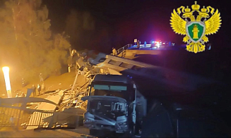 В России в Брянской области на пассажирский поезд упал мост. Есть погибшие