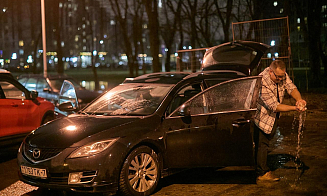 Машину на парковке затопило или на нее упало дерево. Юрист рассказал, что делать владельцу