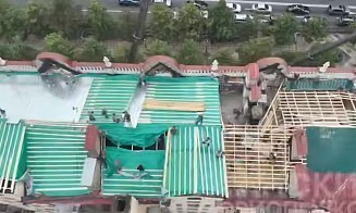 После пожара в доме на Ленина в Минске устанавливают временную крышу