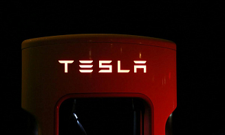 Tesla представит автономное роботакси на киностудии Warner Bros.