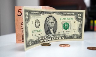 Доллар в обменниках снова стоит три рубля