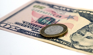 Впервые за пять месяцев белорусы продали валюты больше, чем купили