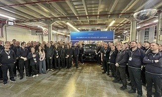 Jaguar выпустил последний на английском заводе автомобиль с бензиновым двигателем